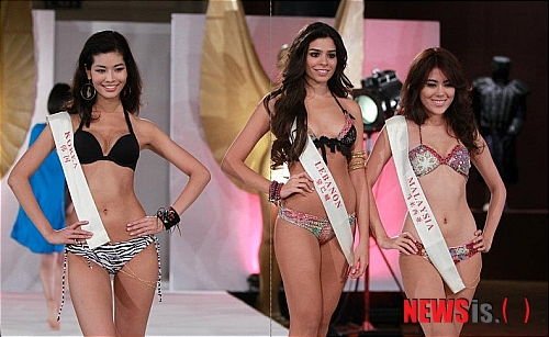 【서울=뉴시스】김정환 기자 = 2011 미스월드코리아 도경민(20·고려대 일문)의 제61회 미스월드 선발대회 입상이 가시화했다.&nbsp; 도경민은 29일(현지시간) 영국 런던 매리어트 컨트리홀에서 열린 대회 '톱 모델' 심사를 통과한 각국 대표미녀 20명에 포함됐다.&nbsp; 같은날 36명을 뽑은 '비치 뷰티' 부문에서도 톱36에 들었다.&nbsp; 올해 미스월드에는 113개국 미인이 참가하고 있다.&nbsp; 키 175㎝ 몸무게 51㎏의 몸매를 자랑하는 도경민은 6일 런던 얼스코트 전시센터에서 2011 미스월드에 도전한다.&nbsp; ace@newsis.com