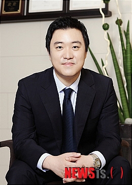 【서울=뉴시스】유희연 기자 = 안내렌즈삽입술(ICL)의 권위자인 아이리움안과의 최진영 원장.(사진=아이리움안과 제공) 