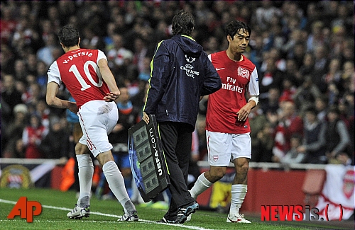 【런던=AP/뉴시스】박주영(26·사진 오른쪽)은 2일(한국시간) 에미레이츠 스타디움에서 열린 2011-2012 UEFA 챔피언스리그 F조 4차전 마르세유와의 경기에서 선발 출전해 62분을 소화한 뒤 판 페르시(28)와 교체됐다. 