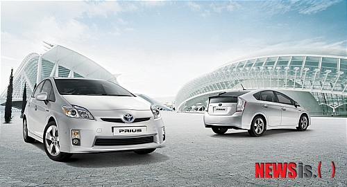 【서울=뉴시스】한국토요타자동차가 '프리우스' 구매고객 프로모션을 실시한다고 2일 밝혔다. 토요타는 11월 한달 동안 프리우스를 구매하는 고객에 배터리 보증기간을 10년, 30만㎞로 연장해준다. 또 프리우스를 월 9만9000원에 구매할 수 있는 36개월 유예할부 프로모션을 진행한다. 구입 시 차량가격의 30%를 지불하고, 최초 24개월은 월 9만9000원, 나머지 12개월은 19만9000원을 납부하면 된다.(사진=한국토요타자동차 제공)&nbsp; photo@newsis.com