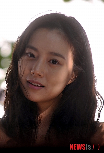 【서울=뉴시스】전진환 기자 = 지난 17일 오후 드라마 '공주의 남자'의 탤런트 문채원이 서울 청담동의 한 카페에서 뉴시스통신사와 인터뷰중 포즈를 취하고 있다. amin2@newsis.com