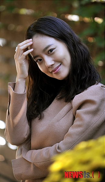 【서울=뉴시스】전진환 기자 = 지난 17일 오후 드라마 '공주의 남자'의 탤런트 문채원이 서울 청담동의 한 카페에서 뉴시스통신사와 인터뷰중 포즈를 취하고 있다.&nbsp; amin2@newsis.com