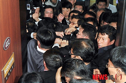 【서울=뉴시스】박주성 기자 = 민주당과 민주노동당 등 야당의원들이 한미FTA 비준동의안 처리를 막기 위해 외통위 회의장을 점거농성중인 가운데 2일 오전 회의장입구에서 국회 경위들과 야당의원의 보좌진들이 몸싸움을 하고 있다.&nbsp; park7691@newsis.com