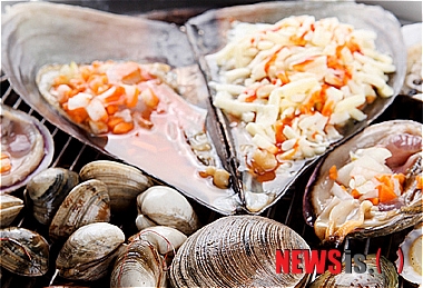 【서울=뉴시스】유희연 기자 = 무한조개구이 따조, 치즈를 더한 신선한 조개구이.(사진=무한조개구이따조 제공) 