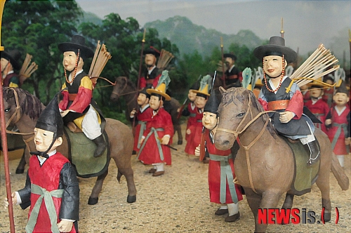 【전주=뉴시스】유진휘 기자 = 3일 오전 전북 전주어진박물관에 닥종이 인형으로 만든 태조어진봉안행렬 반치도가 찾는 이들의 눈을 사로잡고 있다. 어진박물관은 오는 6일 개관 1주년을 맞는다.&nbsp; yjh@newsis.com 