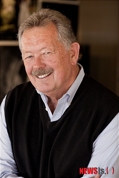 【서울=뉴시스】김지은 기자 = 지난달 56세를 일기로 사망한 스티브 잡스의 멘토인 애플 전 수석부사장제이 엘리엇(69)이 한국에서 강연한다.&nbsp; 웅진씽크빅은 3일 "애플혁명을 이끈 스티브 잡스의 리더십과 창의적 기업문화 확산을 위해 제이 엘리엇 애플 전 수석부사장을 초청한 'CEO 조찬강연회'를 마련했다"고 밝혔다.&nbsp; 국내 CEO 200명을 초청하는 조찬강연회에서 엘리엇은 '잡스 없는 애플은 어떻게 될 것인가'를 주제로 자신의 저서이자 애플의 운영체제인 '아이리더십'을 말한다.&nbsp; 지난 4월 국내 출간된 '아이리더십'은 '잡스+애플'의 조직 메커니즘을 파헤치고 애플혁명의 스토리를 담았다.&nbsp; 웅진씽크빅은 "엘리엇은 왼손잡이인 잡스가 '나의 왼팔'이라고 불렀을 정도로 믿고 의지한 멘토"라며 "피상적으로 밖에서 보고 들은 애플 이야기를 하는 것이 아니라 20년간 동고동락한 내부자의 시각으로 진짜 애플 이야기를 들려줄 것"이라고 기대했다.&nbsp; 첫 방한하는 엘리엇은 "오랫동안 관찰한 스티브 잡스 리더십을 바탕으로 한국 주요기업 CEO와 창의적 기업문화를 만들기 위한 여러 가지 생각을 공유하는 자리가 됐으면 좋겠다"고 전했다.&nbsp; 9일 오전 7시부터 2시간 동안 서울 삼성동 코엑스 인터콘티넨털 호텔 지하 1층 하모니 볼룸에서 강연한다. 전경련 부설 국제경영원 CEO포럼팀 02-3771-0142&nbsp; kje1321@newsis.com