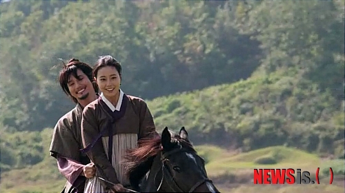 【서울=뉴시스】김정환 기자 = 시청률 20%대를 기록하며 막을 내린 KBS 2TV 드라마 '공주의 남자'에는 여주인공 '이세령'(문채원)이 말을 타는 장면이 자주 등장했다.&nbsp; 극 초반 세령이 집안에서 얌전히 예절교육을 받기보다 어른들 몰래 승마에 도전할 정도로 호기심 많고 도전정신을 지닌 모습을 보여줌으로써 훗날 조카 단종으로부터 왕권을 탈취한 아버지 '세조'(김영철)에 맞서는 당찬 여인의 복선을 깔았다.&nbsp; 또 세령이 정인 '김승유'(박시후)와 사랑을 키워가는 매개체도 다름 아닌 승마였다. 세령이 승유를 몰래 만나 말타기를 배우거나 세령과 승유가 아름다운 풍광을 배경으로 마상 데이트를 하며 행복한 표정을 짓는 모습 등은 현대물 속 연인의 오픈 카나 요트 데이트신 못잖게 아름다웠다.&nbsp;&nbsp;&nbsp; 아무리 말이 가장 빠른 교통수단이었던 조선시대를 배경으로 하는 사극이라 해도 이 드라마처럼 여주인공이 말을 타는 장면이 많은 경우는 없었다.&nbsp; 덕분에 '애마공주'라는 새로운 별명을 얻은 문채원(25)은 지난 6월 올해 한국영화 최대 흥행작이 된 액션 블록버스터 '최종병기 활'(감독 김한민)의 촬영을 마친 뒤 곧바로 '공주의 남자'에 참여했다.&nbsp; 말타기가 필수인데 정작 승마를 배울 틈은 없었던 셈이다. 하지만, 운이 좋았다. 바로 병자호란을 배경으로 하는 '최종병기 활'에 출연하기 위해 지난 1월 SBS TV 드라마 '괜찮아 아빠 딸' 끝낸 뒤 열심히 승마 훈련을 받아놓았기 때문이다.&nbsp; 이 영화에서 문채원이 연기한 여주인공 '자인'은 청나라 정예부대 니루에게 납치됐다가 오빠 '남이'(박해일)의 도움으로 간신히 탈출할 때나 뒤쫓아온 니루들로부터 달아날 때 모두 말을 탄다.&nbsp;&nbsp; 이런 장면들을 연기하기 위해 말을 배웠지만 정작 문채원이 말을 타는 비중은 직접 활을 쏘거나 칼을 드는 것보다 적었다. 꽃샘추위 속에 말을 배우기 위해 애를 썼을 문채원으로서는 아쉬울 수밖에 없을 대목이다.&nbsp; 그러나, 성실히 준비해놓으니 다음 작품인 '공주의 남자'에서 제대로 써먹게 됐다.&nbsp; 문채원은 "올해 초 '최종병기 활'에 출연하게 되면서 승마를 배웠다"면서 "그런데 오히려 '최종병기 활' 보다 '공주의 남자'에 승마신이 더 많았다. '최종병기 활' 덕을 톡톡히 본 셈이다"고 돌아봤다.&nbsp; 물론 이 드라마의 승마신 중 고난도 기술은 스턴트맨이 대신하고, 고속 질주 장면 중 일부는 트럭 위에 말 모형을 놓고 그 위에 올라타서 달리는 것처럼 꾸민 것도 사실이다.&nbsp;&nbsp; 그래도 웬만한 승마신은 직접 소화해냈다. 초반 촬영 도중 스태프가 문채원이 타고 있던 말의 고삐를 놓치면서 말이 순간적으로 달려나가는 아찔한 상황이 벌어졌다. 이때 문채원은 전혀 당황하지 않고 말고삐를 능숙하게 잡아채 달리던 말을 세웠다. 차곡차곡 쌓아둔 승마 실력이 문채원을 구했다.&nbsp; 문채원은 승마신의 백미로 최종회 엔딩을 꼽는다. 눈이 멀면서 복수라는 무거운 짐을 내려놓는 대신 세령과의 사랑을 찾은 승유가 서로 사랑을 시작할 때처럼 세령과 말을 함께 타고 초원을 달리는 장면이다.&nbsp;&nbsp;&nbsp; "드라마 초반에 말타기를 좋아하는 세령이를 연기하며 예전에 봤던 할리우드 영화 '가을의 전설'에서 말타는 것을 좋아하는 여인이 떠올랐다. 그 영화 중반쯤에 말을 타고 초원을 달리는 모습이 나왔는데 매우 아름다운 기억이어서 우리 드라마에서도 꼭 해볼 수 있기를 바랐다. 그런데 우리 드라마의 엔딩이 바로 그런 장면이었다. 정말 기뻐서 진짜 행복한 마음으로 촬영했다."&nbsp; ace@newsis.com