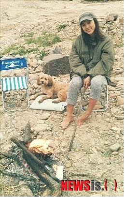 【서울=뉴시스】이예슬 기자 = 가수 이효리가 지난달 30일 오전 자신의 트위터에 "즐거운 주말. 저는 순심이랑 친구들이랑 캠핑왔어요"라는 글과 함께 순심이와의 사진을 공개했다. (사진 = 인터넷 캡처)&nbsp; ashley85@newsis.com