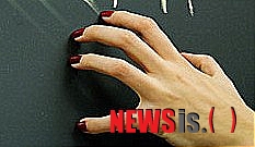 【서울=뉴시스】4일(현지시간) 독일 연구팀이 손톱으로 칠판을 긁는 소리가 사람을 소름끼치게 하는 이유가 사람의 목소리와 유사하기 때문이라고 발표했다. (사진출처 : 英 데일 메일 웹사이트)