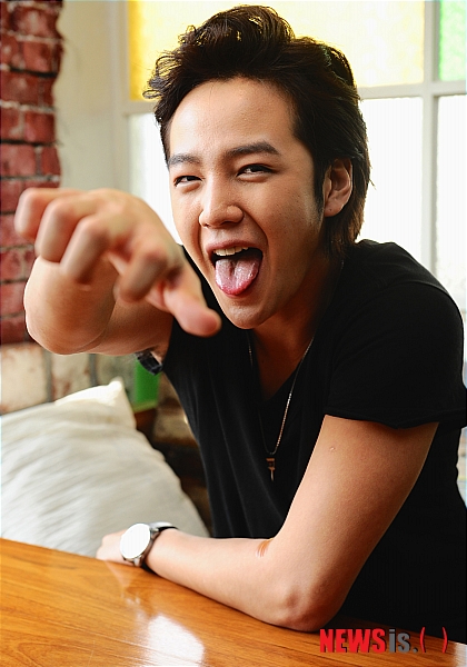 【서울=뉴시스】박종민 기자 = 영화 '너는 펫'의 배우 장근석이 5일 서울 삼청동 한 카페에서 뉴시스와의 인터뷰에 앞서 포즈를 취하고 있다.&nbsp; jmc@newsis.com