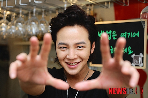 【서울=뉴시스】박종민 기자 = 영화 '너는 펫'의 배우 장근석이 5일 서울 삼청동 한 카페에서 뉴시스와의 인터뷰에 앞서 포즈를 취하고 있다.&nbsp; jmc@newsis.com