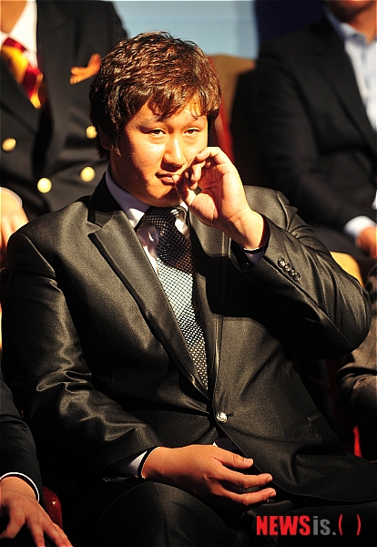 【서울=뉴시스】고범준 기자 = 7일 오후 강남구 삼성동 코엑스 인터컨티넨탈 호텔에서 2011 롯데카드 프로야구 MVP및 최우수 신인상 시상식이 열렸다. 이대호가 긴장한 표정을 짓고 있다. bjko@newsis.com