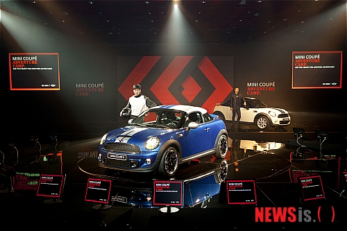 【서울=뉴시스】BMW 프리미엄 소형차 브랜드 미니(MINI)가 첫 2인승 모델이자 5번째 모델인 미니 쿠페(MINI Coupe)를 8일 서울 광장동 W호텔에서 공개했다.&nbsp; 국내에 출시되는 모델은 미니 쿠퍼 쿠페, 미니 쿠퍼 S 쿠페 등 두 가지다. 차값은 ▲미니 쿠퍼 쿠페 3790만원, 미니 쿠퍼S 쿠페 4290만원(VAT 포함)이다.(사진 = BMW코리아 제공)&nbsp; photo@newsis.com&nbsp; 