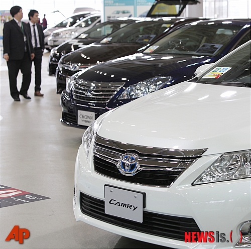 [도쿄=AP/뉴시스] 일본 도쿄에 있는 도요타 자동차 매장에서 손님들이 자동차를 둘러보고 있다. 자료사진. 2025.09.05