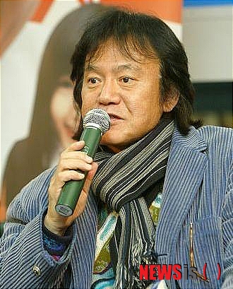 【서울=뉴시스】이재훈 기자 = 1970년대 스크린을 풍미한 영화배우 김추련(65)이 스스로 목숨을 끊었다.&nbsp; 김추련은 8일 오전 11시45분께 경남 김해 내동의 오피스텔에서 목을 매 숨진 채 발견됐다.&nbsp; 김추련과 같은 교회에 다니는 집사가 이를 발견, 경찰에 신고했다. 경찰은 평소 우울증에 시달리다 자살한 것으로 보고 정확한 사망경위를 조사 중이다.&nbsp; 김추련은 1974년 영화 '빵간에 산다'로 데뷔했다. 같은해 백상예술대상에서 신인상을 수상하며 주목받았다.&nbsp; 영화 '겨울여자'(1977)에 장미희, 영화 '꽃순이를 아시나요'(1979)에 정윤희와 함께 출연하는 등 유지인, 정소녀, 원미경 등 당대 최고의 여배우들과 호흡을 맞추며 전성기를 구가했다.&nbsp; 특히 60만 관객을 모은 '겨울여자'에서 이뤄질 수 없는 사랑을 연기, 당시 수많은 여성들에게 선망의 대상이 되기도 했다.&nbsp; '빗속의 연인들'과 '난쟁이가 쏘아올린 작은 공' 등 약 50여편의 영화에 출연했으며 1980년대 초반에는 성격파 배우로 연기력도 인정 받았다.&nbsp; 1980년대 중반 이후에는 사업가로 제2의 인생을 시작했으나 잇따른 사업실패로 어려움을 겪은 것으로 알려졌다.&nbsp; 재기를 노리던 김추련은 2003년 가수로 데뷔, 1집 앨범 '영원한 사라'를 발표했다. 2006년 영화 '썬데이 서울', 올해 9월 영화 '은어'에 출연하고, 지난 3월 4집 '내 연인'을 내놓는 등 의욕을 불태웠으나 끝내 재기하지 못했다.&nbsp; realpaper7@newsis.com 