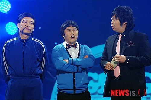 【서울=뉴시스】박영주 기자 = KBS 2TV '개그 콘서트'의 코너 '달인'이 4년 만에 막을 내린다. 김병만의 소속사 캐슬제이엔터프라이즈는 9일 "김병만이 오늘 류담, 노우진과 함께 '달인' 마지막 녹화를 한다. 소재 고갈 등의 이유로 KBS와 상의 하에 '달인' 코너를 접기로 결정했다"고 밝혔다. '달인'은 2007년 12월 첫선을 보인 후 '개그콘서트'의 장수 인기코너로 자리 잡았다. 초기에는 코너와 코너를 잇는 2~3편의 브리지 형태로 해프닝성 짧은 개그를 선보이다 단독코너가 된 이후에는 김병만(36)의 묘기 퍼레이드로 성격이 바뀌었다. 김병만은 "'달인'에는 세 가지 웃음고개가 있다. 먼저 류담이 소개하는 달인의 호 때문에 한 번 웃고, 두 번째는 달인인 내 행동에 웃고, 세 번째는 수제자의 엉뚱함에 터진다"고 코너의 흐름을 요약했었다. 캐슬제이엔터프라이즈는 "김병만은 새로운 코너를 구상해 이른 시일 내에 선보일 예정이다. '개그콘서트'를 떠나는 것은 절대 아니다"고 강조했다. 한편, 김병만은 SBS TV '김병만의 정글의 법칙'에 출연중이다. 12일 첫 방송되는 KBS 2TV '자유선언 토요일-가족의 탄생'도 진행한다. gogogirl@newsis.com