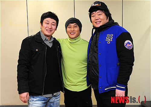 【서울=뉴시스】박영주 기자 = KBS 2TV '개그 콘서트'의 코너 '달인'이 4년 만에 막을 내린다. 김병만의 소속사 캐슬제이엔터프라이즈는 9일 "김병만이 오늘 류담, 노우진과 함께 '달인' 마지막 녹화를 한다. 소재 고갈 등의 이유로 KBS와 상의 하에 '달인' 코너를 접기로 결정했다"고 밝혔다. '달인'은 2007년 12월 첫선을 보인 후 '개그콘서트'의 장수 인기코너로 자리 잡았다. 초기에는 코너와 코너를 잇는 2~3편의 브리지 형태로 해프닝성 짧은 개그를 선보이다 단독코너가 된 이후에는 김병만(36)의 묘기 퍼레이드로 성격이 바뀌었다. 김병만은 "'달인'에는 세 가지 웃음고개가 있다. 먼저 류담이 소개하는 달인의 호 때문에 한 번 웃고, 두 번째는 달인인 내 행동에 웃고, 세 번째는 수제자의 엉뚱함에 터진다"고 코너의 흐름을 요약했었다. 캐슬제이엔터프라이즈는 "김병만은 새로운 코너를 구상해 이른 시일 내에 선보일 예정이다. '개그콘서트'를 떠나는 것은 절대 아니다"고 강조했다. 한편, 김병만은 SBS TV '김병만의 정글의 법칙'에 출연중이다. 12일 첫 방송되는 KBS 2TV '자유선언 토요일-가족의 탄생'도 진행한다. gogogirl@newsis.com