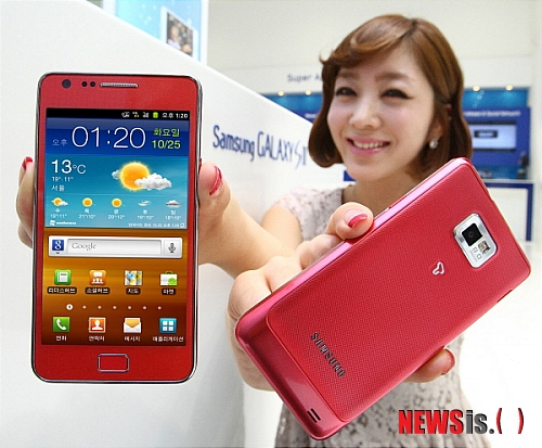 【서울=뉴시스】= 삼성전자는 지난달 선보인 갤럭시S2 화이트가 큰 인기를 끌면서 이번에 여성과 신세대 소비자들을 겨냥해 '갤럭시S2 핑크'를 출시한다고 9일 밝혔다. 국내 출시 6개월 만에 누적판매 400만대 판매를 돌파한 갤럭시S2는 이번 핑크 출시로 기존 블랙, 화이트와 함께 3가지 컬러 제공하게 됐다. (사진=삼성전자 제공)&nbsp; photo@newsis.com 