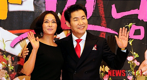 【서울=뉴시스】김기태 기자 = SBS 일일드라마 ‘내딸 꽃님이’ 제작발표회가 9일 서울 양천구 목동 SBS 신사옥에서 열린 가운데조민수, 박상원씨가 포토타임을 갖고 있다.&nbsp; presskt@newsis.com 