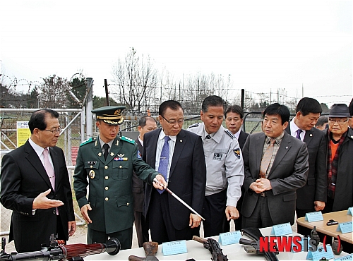 【김제=뉴시스】고석중 기자 = 9일 육군 35사단 김제대대가 부대 주둔지 일대에서 가진 친군화 행사에서 주요 참석자들이 전투장비를 견학하고 있다. 이 행사는 민·관·군 유대강화를 통해 통합방위태세를 확립하고 향토방위 사명감과 안보의식을 고취하기 위해 해마다 전·후반으로 나눠 실시한다.(사진=육군 35사단 김제대대 제공)&nbsp; photo@newsis.com