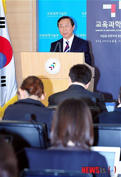  【서울=뉴시스】강진형 기자 = 이흥수 수능출제위원장이 10일 오전 서울 종로구 세종로 정부종합청사 합동브리핑실에서 ‘2012학년도 대학수학능력시험’ 관련 브리핑을 하고 있다.&nbsp; marrymero@newsis.com