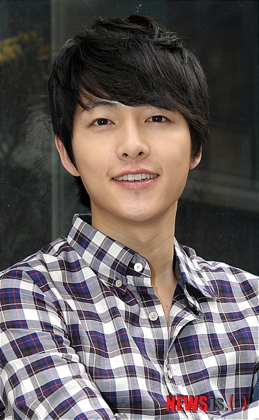 【서울=뉴시스】조종원 기자 = 영화 '티끌 모아 로맨스'의 배우 송중기가 10일 오후 서울 강남구 논현동 한 카페에서 진행된 인터뷰에 앞서 포즈를 취하고 있다.&nbsp;&nbsp; choswat@newsis.com