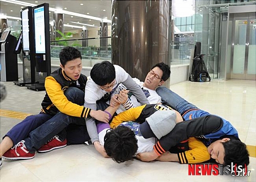 【서울=뉴시스】유상우 기자 = SBS TV 예능프로그램 '일요일이 좋다-런닝맨'이 아시아 9개국에 팔렸다.&nbsp; 10일 SBS 콘텐츠허브에 따르면, '런닝맨'은 대만·태국·중국·홍콩·일본·싱가포르·말레이시아·인도네시아·캄보디아로 수출됐다.&nbsp; SBS 콘텐츠허브는 "아시아뿐 아니라 K팝 스타들에게 관심이 많은 유럽지역에서도 '런닝맨' '강심장' '인기가요' 등에 관심을 보이고 있다"며 "특히 '런닝맨'을 일부만 구매한 국가들도 전편 수입을 검토하는 중"이라고 전했다.&nbsp; '런닝맨'에는 MC 유재석과 지석진, 탤런트 송지효 이광수, 가수 김종국 하하 게리 등이 출연하고 있다.&nbsp; swryu@newsis.com