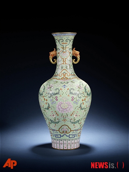 【런던=AP/뉴시스】10일 런던 본햄 경매소에서 900만 파운드(161억5581만원)에 팔린 중국 꽃병 도자기. 이 도자기는 중국 본토의 한 수집가에게 낙찰된 것으로 알려졌다.