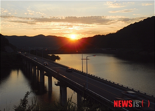 【청양=뉴시스】이진영 기자 = 11일 충남 청양군 대치면에 소재한 칠갑호는 수변자원과 더불어 칠갑산의 산림자원에 둘러싸인 360도 파노라마식 경관이 펼쳐지며 저녁노을이 일품이다. (사진= 청양군 제공)&nbsp; jin22666@newsis.com 