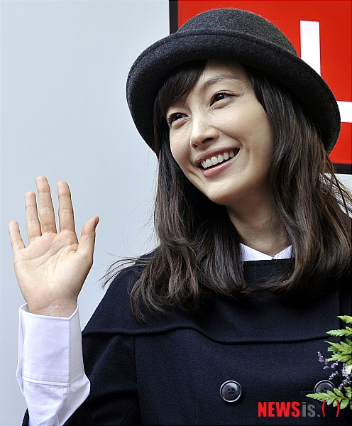 【서울=뉴시스】홍찬선 기자 = 유니클로 글로벌 플래그십 스토어 명동중앙점이 11일 오전 서울 중구 명동에서 오픈했다. 오픈식에 참석한 배우 이나영이 손을 들고 있다.&nbsp; mania@newsis.com 