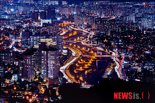 【대구=뉴시스】나호용 기자 = 11일 대구관광사진공모전에서 박영조씨의 '신천이 흐르는 도심’.이 금상을 차지했다. (사진= 대구시 제공)&nbsp; nhy@newsis.com 