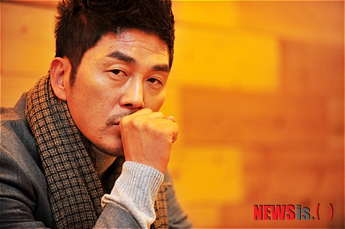 【서울=뉴시스】고범준 기자 = 배우 김영호가 11일 오후 서울 용산구 한강로 한 카페에서 영화 '완벽한 파트너'(감독 박헌수)가 오는 17일 개봉을 앞두고 뉴시스와 인터뷰를 갖고 포즈를 취하고 있다. bjko@newsis.com