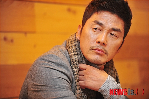 【서울=뉴시스】고범준 기자 = 배우 김영호가 11일 오후 서울 용산구 한강로 한 카페에서 영화 '완벽한 파트너'(감독 박헌수)가 오는 17일 개봉을 앞두고 뉴시스와 인터뷰를 갖고 포즈를 취하고 있다. bjko@newsis.com