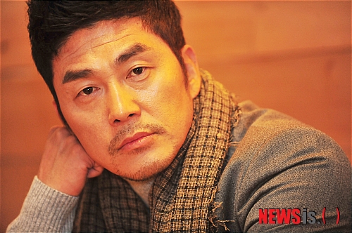 【서울=뉴시스】고범준 기자 = 배우 김영호가 11일 오후 서울 용산구 한강로 한 카페에서 영화 '완벽한 파트너'(감독 박헌수)가 오는 17일 개봉을 앞두고 뉴시스와 인터뷰를 갖고 포즈를 취하고 있다. bjko@newsis.com