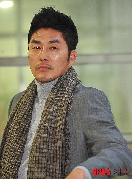 【서울=뉴시스】고범준 기자 = 배우 김영호가 11일 오후 서울 용산구 한강로 한 카페에서 영화 '완벽한 파트너'(감독 박헌수)가 오는 17일 개봉을 앞두고 뉴시스와 인터뷰를 갖고 포즈를 취하고 있다. bjko@newsis.com