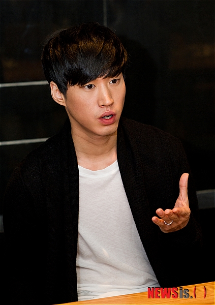 【서울=뉴시스】이재훈 기자 = "끄집어 내기 싫은 과거만은 아니에요. 잃은 것도 많지만 얻은 것도 많아요. 뮤지션으로서, 연예인으로서 계속 잘 되고 사랑을 받았으면 제 아기가 태어났을 때 좋은 아빠가 되고 싶다는 말은 했겠지만 과연 '그 아이와 많은 시간을 보냈을까', '아내 곁에 있었을까'라는 생각이 들어요." 