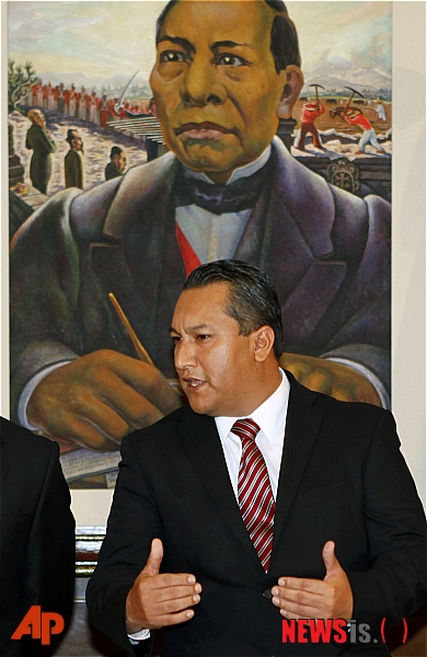 【멕시코시티=AP/뉴시스】프란시스코 블라케 모라(45) 멕시코 내무장관이 11일(현지시간) 헬기 추락사고로 목숨을 잃었다. 그는 2006년부터 본격화된 '마약과의 전쟁'과정에서 '키맨'으로 통했던 인물이다.