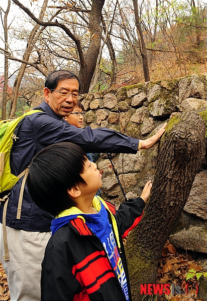 【서울=뉴시스】성형주 기자 = 박원순 서울시장이 12일 오전 서울 북한산을 찾아 한 어린이와 이야기를 나누고 있다.&nbsp; foru82@newsis.com