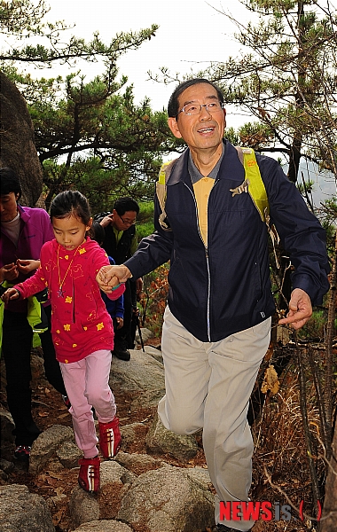 【서울=뉴시스】성형주 기자 = 박원순 서울시장이 12일 오전 서울 북한산을 찾아 어린이와 함께 등산을 하고 있다.&nbsp; foru82@newsis.com