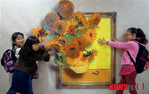 【울산=뉴시스】고은희 기자 = 울주문화예술회관은 12월 5일~27일까지 전시실에서 불꽃처럼 살다간 태양의 화가, 빈센트 반 고흐. 죽기 전에 꼭 봐야 할 명화로 꼽히는 그의 그림을 눈으로 즐기는 것 뿐만 아니라 만지고 느낄 수 있는 특별한 체험전을 마련한다고 13일 밝혔다. 초등학생들이 고흐의 작품 앞에서 기념촬영을 하고 있다. (사진=울주문화예술회관 제공)&nbsp; photo@newsis.com