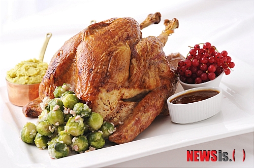 【서울=뉴시스】김정환 기자 = 그랜드 힐튼 서울은 24일 오후 6시 '뷔페 레스토랑'에 '추수 감사절 와인 디너 뷔페'를 준비한다. ace@newsis.com