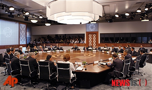 【서울=뉴시스】김정환 기자 = 롯데호텔(대표 송용덕)이 9월2일부터 1주 간 러시아 블라디보스톡 루스키 섬에서 개최되는 아시아·태평양 경제협력체 회의(APEC 총회)에 서비스 인력을 파견한다.&nbsp; 14일부터 9월12일까지 약 1개월 간 루스키 섬 극동연방대에 세워질 972실 규모의 해외 경제계 주요인사 전용호텔의 프런트 서비스를 전담하게 된다.&nbsp; 롯데호텔은 "3월 서울에서 개최된 핵안보정상회의에서 국빈 영접 수행 능력을 인정 받으면서 외교통상부장관 공로패를 수상한 경력과 아시아 호텔 브랜드 최초로 모스크바에 6성급 호텔을 개관해 2년 만에 가장 각광 받는 호텔로 자리잡은 경영 노하우와 브랜드 가치 등이 높은 평가를 받았다"고 설명했다.&nbsp; 롯데호텔은 지난 4월부터 블라디보스톡에 선발대를 보내 현지를 답사하고, 주한 러시아 대사관·러시아 정부 수행기관과 세부 운영 방식, 제반 법적 절차 등을 준비해 왔다. 이어 지난 7일 러시아 연방 대통령 산하 기업행정국과 연방 단위기업 프레지던트 서비스와 서비스 용역 계약을 체결하면서 국내 최초로 호텔 전문인력 해외 파견을 성사했다.&nbsp;&nbsp; 롯데호텔은 두 달 전 서울(소공동), 월드(잠실), 부산, 제주, 울산 등 체인호텔에서 선발한 평균 근무경력 10년차 베테랑 45명으로 '팀 롯데호텔'을 구성해 사전 집체교육을 하는 등 채비를 마쳤다.&nbsp; 14일 롯데호텔 서울에서 발대식을 열고 블라디보스톡으로 향한 지원단은 현지 도착 즉시 프런트 전산 시스템 가동과 예행 연습을 거쳐 20일부터 각국 경제계 인사들을 맞이한다.&nbsp; 롯데호텔 서영재 부총지배인은 "해외에서 개최되는 세계적인 국제행사에 우리나라 호텔을 대표해 대규모 서비스 인력을 이끌게 돼 막중한 책임과 사명감을 느낀다"면서 "한국 호텔업계의 위상과 우수성을 세계에 널리 알리는 동시에 한국 문화를 전하기 위해 한복 모양의 객실 키 봉투를 특별 제작하는 등 많은 공을 들였다"고 전했다.&nbsp; ace@newsis.com