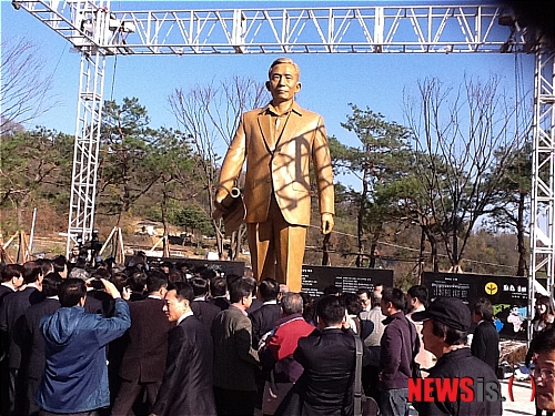 경북 구미시 상모동 박정희 대통령 생가에 설치된 박정희 전 대통령 동상. 2017.11.07.&nbsp; (사진 = 뉴시스DB)