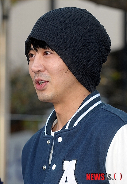 【서울=뉴시스】조종원 기자 = 그룹 신화의 가수 전진이 공익근무요원 복무를 마치고 소집해제된 14일 오전 서울 강남구 삼성동 강남구도시관리공단 앞에서 취재진과 인터뷰를 하고 있다. choswat@newsis.com