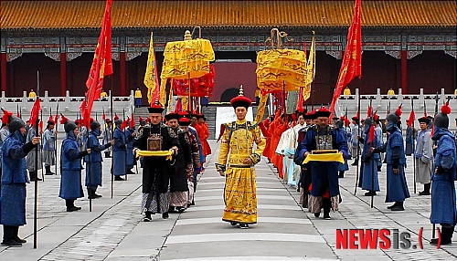 【서울=뉴시스】유상우 기자 = 중국전문채널 중화TV는 14일부터 월~금요일 밤 11시에 중국 무협드라마 '서검은구록'을 2편 연속 방송한다.&nbsp; 중국 무협 소설의 대가 진융(金庸)의 첫 번째 소설이 원작인 '서검은구록'은 청나라의 번성기를 이룬 건륭제(乾隆帝)가 만주인이 아닌 한인이었다는 전설을 바탕으로 한다.&nbsp; 건륭제 시절 '반청복명', 즉 청나라를 물리치고 명나라를 다시 세운다를 기치로 내건 무림조직 '홍화회'와 청나라 조정의 대결이라는 역사적 배경이 큰 줄거리다. 옹정제와 9왕야, 건륭제 등 실존 인물들이 극 전반을 이끌어 간다. 국내에 '소설 청향비'라는 이름으로 소개되기도 했다.&nbsp; 중화TV는 "'서검은구록'은 다른 작품에 비해 사실적인 무협 액션과 뚜렷해진 인물관계를 원작 그대로 재현해 냈다는 평가를 받았다"고 소개했다.&nbsp; swryu@newsis.com