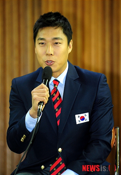 【서울=뉴시스】김기태 기자 = 종합편성채널 채널A '불멸의 국가대표‘ 제작발표회가 14일 오후 서울 송파구 오륜동 서울체고에서 열린 가운데 쇼트트렉 금메달 리스트 김동성이 프로그램 소개를 하고 있다.&nbsp; presskt@newsis.com 