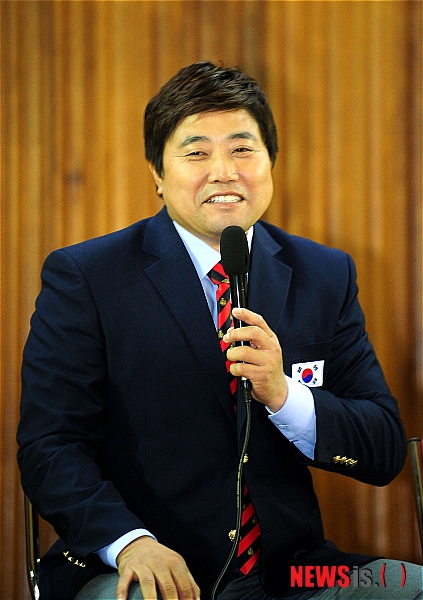 【서울=뉴시스】김기태 기자 = 종합편성채널 채널A '불멸의 국가대표‘ 제작발표회가 14일 오후 서울 송파구 오륜동 서울체고에서 열린 가운데 야구선수 출신 양준혁이 프로그램 소개를 하고 있다.&nbsp;&nbsp; presskt@newsis.com 