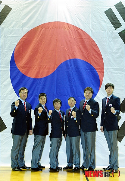 【서울=뉴시스】김기태 기자 = 종합편성채널 채널A '불멸의 국가대표‘ 제작발표회가 14일 오후 서울 송파구 오륜동 서울체고에서 열린 가운데 출연진들이 포즈를 취하고 있다. 왼쪽 이만기, 김동성, 심권호, 이봉주, 양준혁, 김세진&nbsp; presskt@newsis.com 