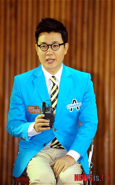 【서울=뉴시스】김기태 기자 = 종합편성채널 채널A '불멸의 국가대표‘ 제작발표회가 14일 오후 서울 송파구 오륜동 서울체고에서 열린 가운데 MC를 맡은 김성주가 답변을 하고 있다.&nbsp; presskt@newsis.com 