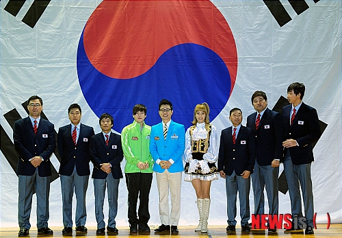 【서울=뉴시스】김기태 기자 = 종합편성채널 채널A '불멸의 국가대표‘ 제작발표회가 14일 오후 서울 송파구 오륜동 서울체고에서 열린 가운데 출연진들이 포즈를 취하고 있다. 왼쪽 이만기, 김동성, 문희준, 김성주, 서효명, 이봉주, 양준혁, 김세진&nbsp; presskt@newsis.com 